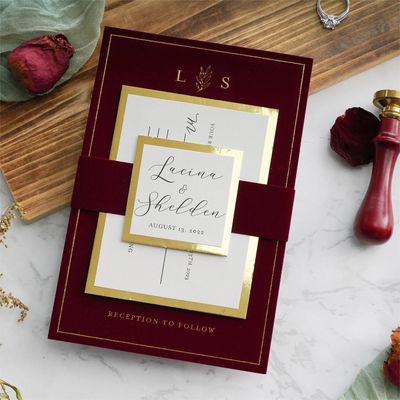 Düğün Davet Kartları Burgundy kadife zarf Altın folyo baskı kadife düğün davetiye kartları