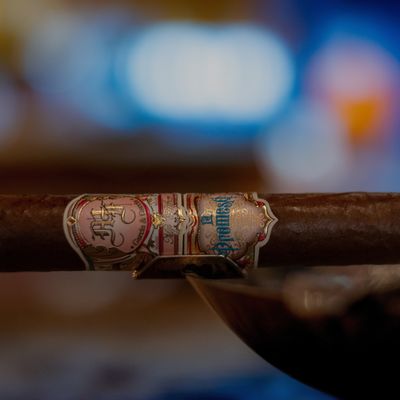 İyi bir fiyat. Tasarımlı Sıcak Satış Sigara Özel Etiket Dikkate Alınmış UV Altın Sigara Yüzük Etiketi Özel Marka Yapıştırıcı Su geçirmez Karikatür Etiket Baskı Dikkate Alınmış çevrimiçi